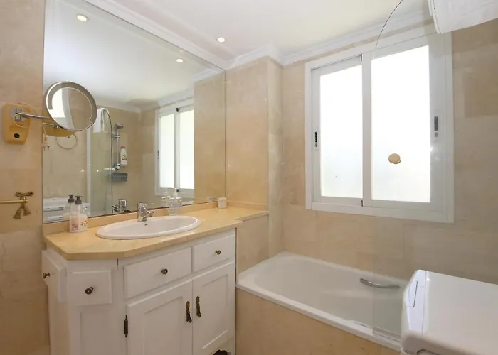 Port Aguila * إِستيبونا